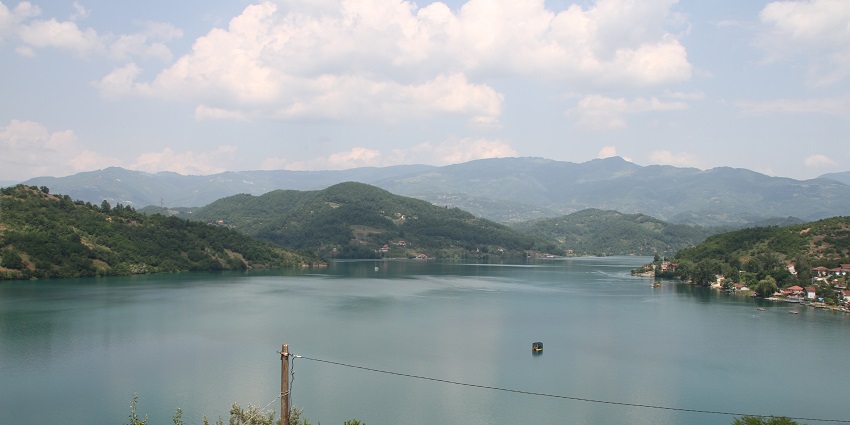 The Kravice waterfalls are located in southern Bosnia and Herzegovina, where Lake Jablanica is present.