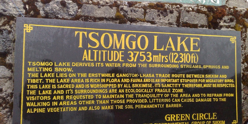 The signboard of Tsomgo Lake depicts an altitude of 3753 meters and other details.