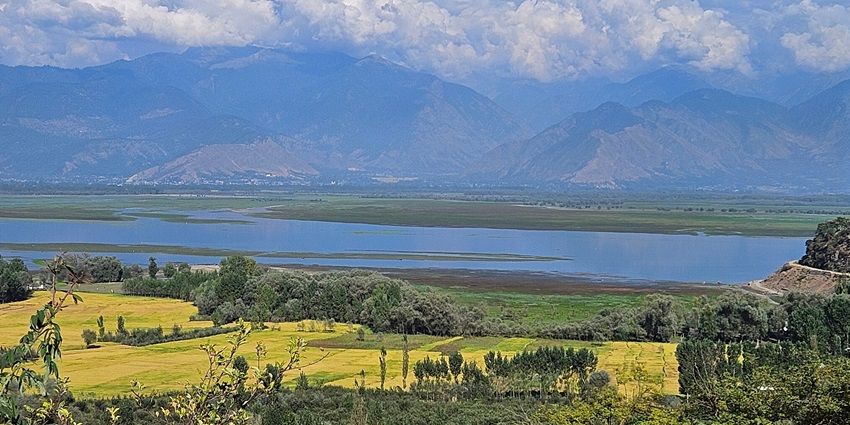 Embrace the mesmerising allure of Wular Lake, largest freshwater lake in India.