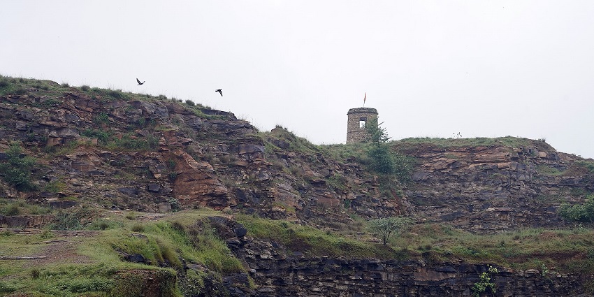 A beautiful photo of Semaphore Tower atop Kaimur Hill at Karwandiya near Sasaram.
Viewers of this file can see comments and suggestions