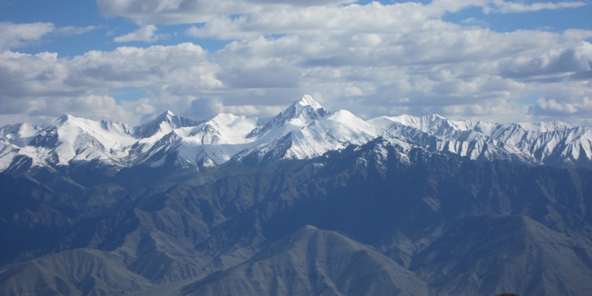 An image showing the rugged terrain and high-altitude slopes of Stok Kangri in Himalayas