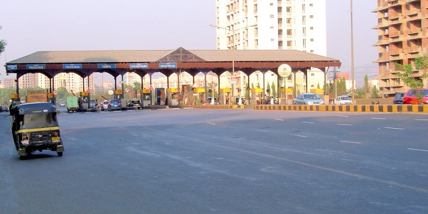 The express highway of Thane, a picturesque city with lakes, hills, and accessibility.