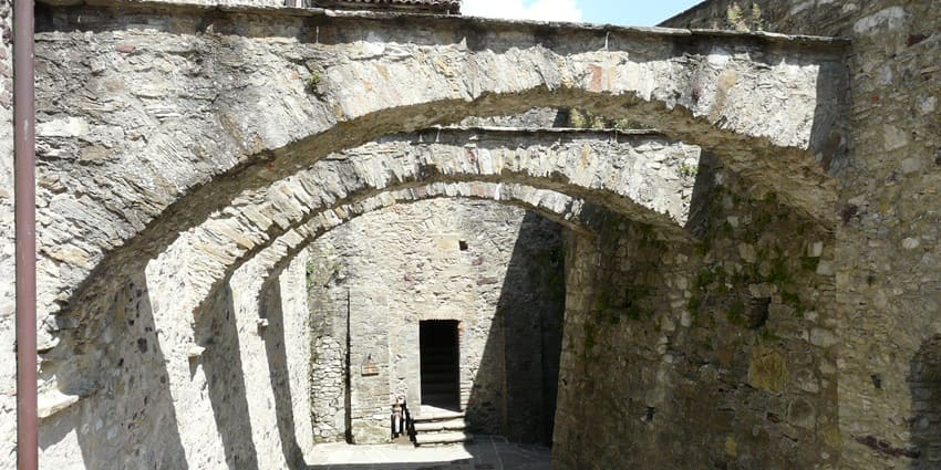 An image of Tarapur Fort offers coastal views, history, and retreats near beaches.