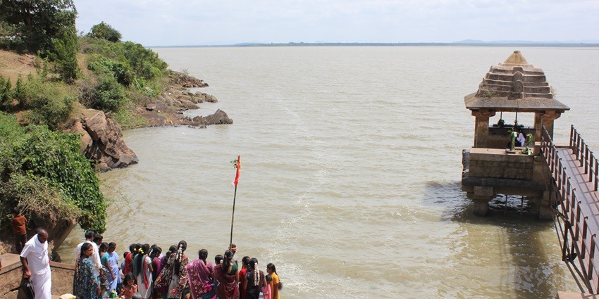 The tourists gathered to visit Soole Kere located near Sulekere village in Channagiri, Davanagere.
