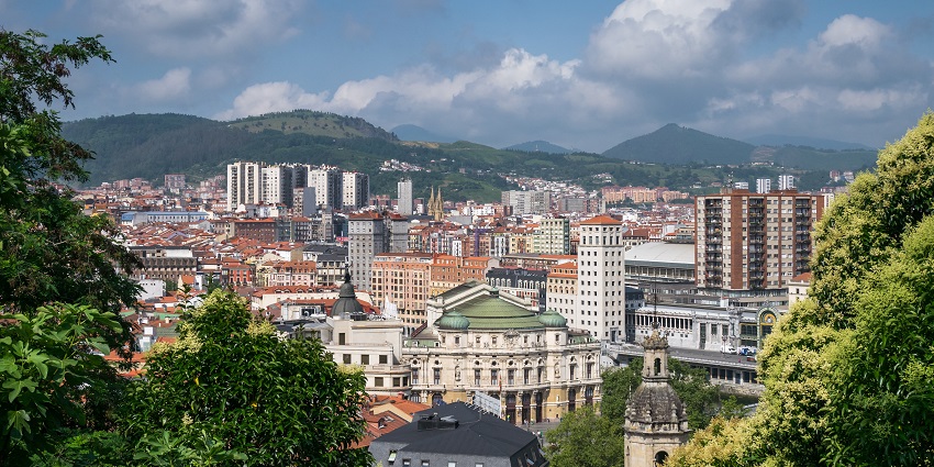 The city of Bilbao, surrounded by hills, is where the Guggenheim Museum is located.