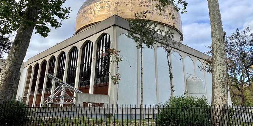 Golden-domed London Central Mosque, a cultural and spiritual hub among London mosques