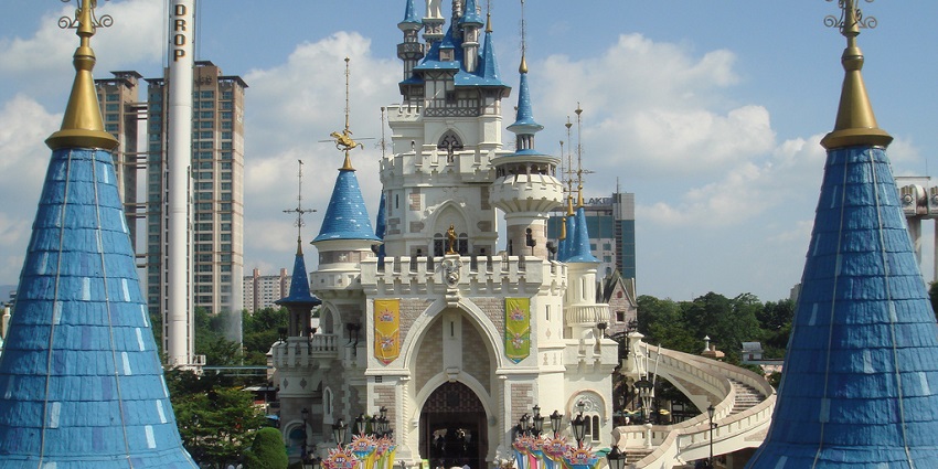 Lotte World is a place to celebrate Valentine’s Day in Seoul with rides, and parades.