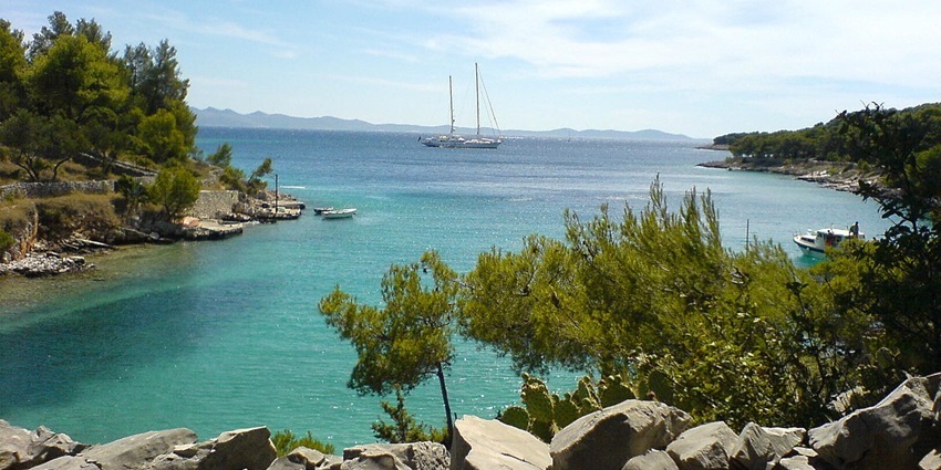 A hidden gem with turquoise waters and lush greenery in Petrovac for travellers.
