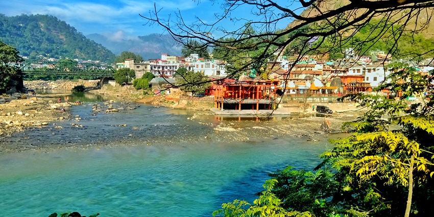 Scenic image of a cottage surrounded by the blue clean waters and lush green hills