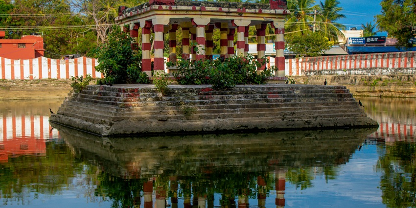 An image of Serene Maheshwari Kund lake with mountain views in Munsiyari, Uttarakhand.