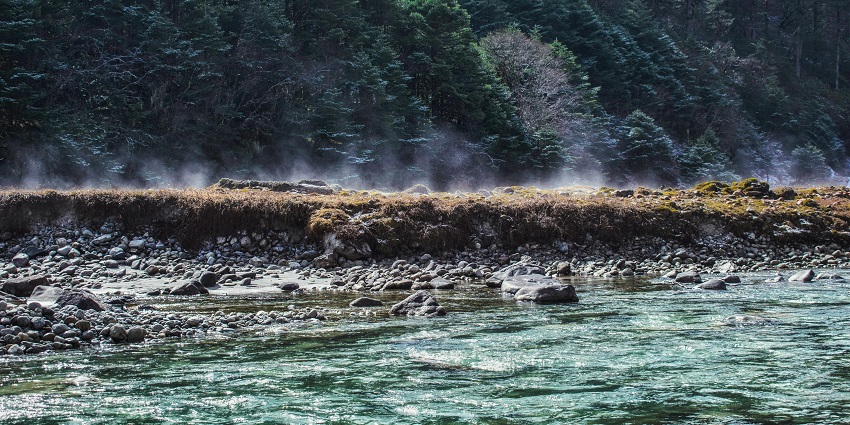 Water and land in a scenic landscape in Maldevta.