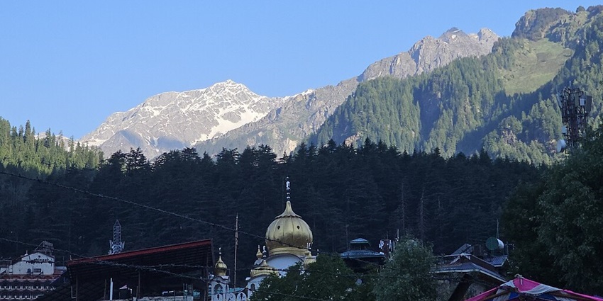 Start your New Year with snowflakes and stunning mountain views on places to visit for new year in India.