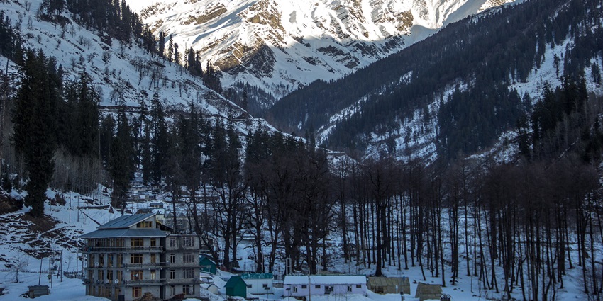 An image of a morning picture taken in Manali, one of the hill stations in India with airport.
