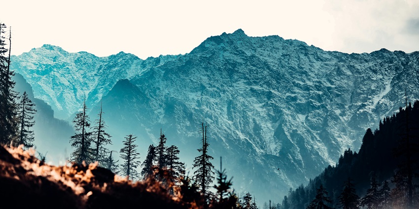 A view of Manali Himachal in India, one of the places to visit in April in India for couples.
