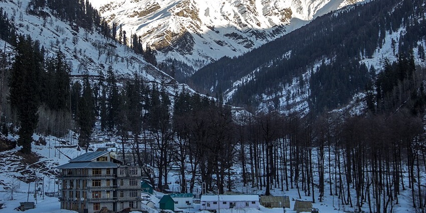 An image of a morning picture of the snowy mountains in Manali, Himachal Pradesh