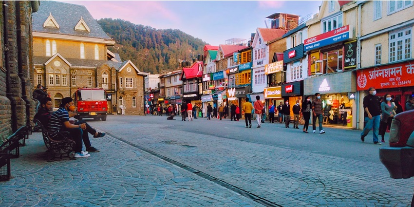 An image of Mall Road in Manali, a tourist spot among places to visit in May in India.