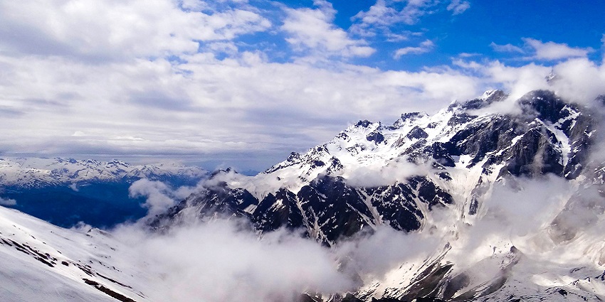 An image of snow-covered Manali, one of the best places to visit in December in India for Couples.