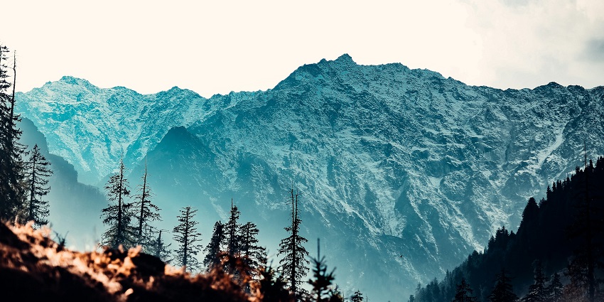 Manali, nestled in the majestic Himalayas, offers couples an enchanting mix of adventure.