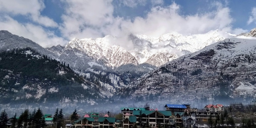 An image of a snowy valley in Manali, one of the best places to visit in North India in December.