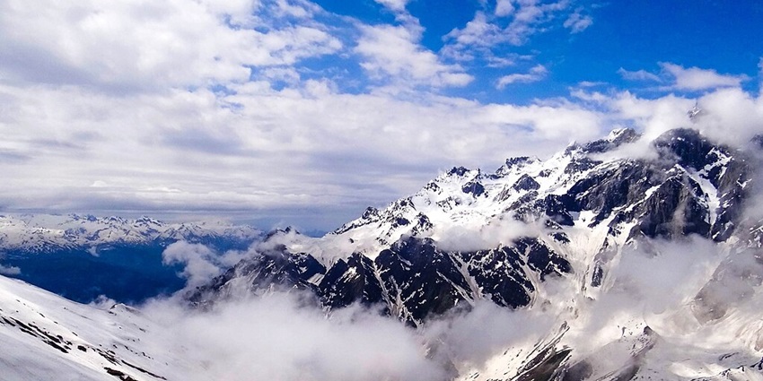 An image of snow-covered Manali, one of the best places to visit in India in June.