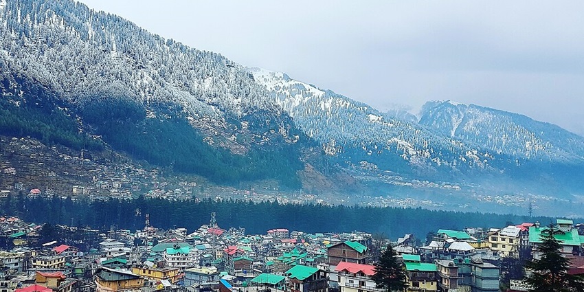An image of Manali, one of the places to see in India for couples, with spectacular views