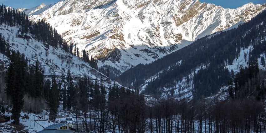 Image of the mountains of Manali, one of the best places to visit in India in May for couples.