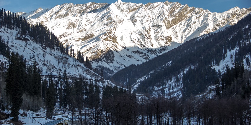 An image of snow-covered Manali, one of the best places to visit in December and January in India.