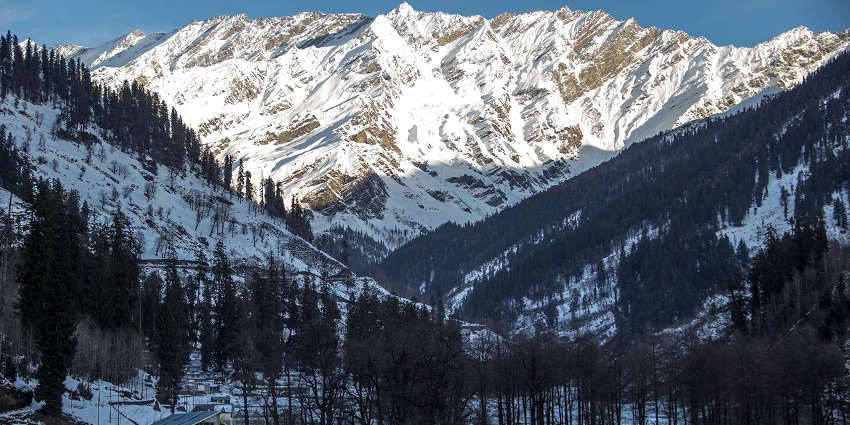A surreal view of the mountain ranges in Manali.