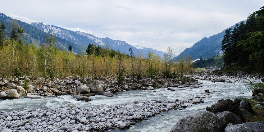 Beautiful Beas River flowing through Manali in Himachal Pradesh