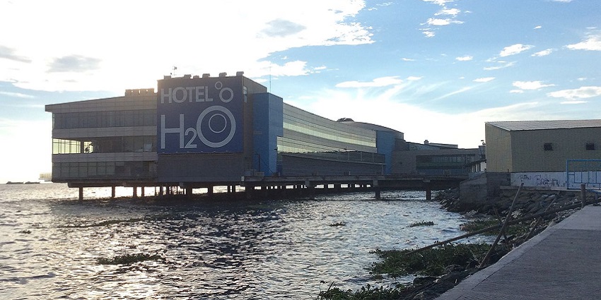 Oceanarium and marine park featuring aquatic exhibits and experiences, featured in Manila city guide.