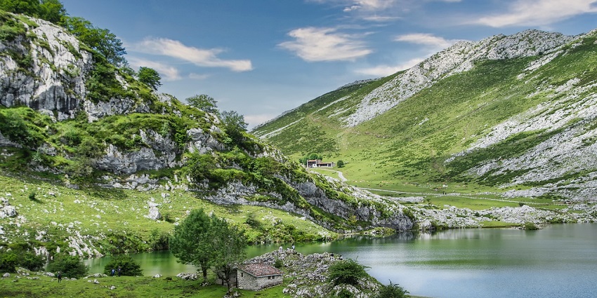 An image of Manimuthar Lake with hills and lush forests - one of the lakes in Tamil Nadu.