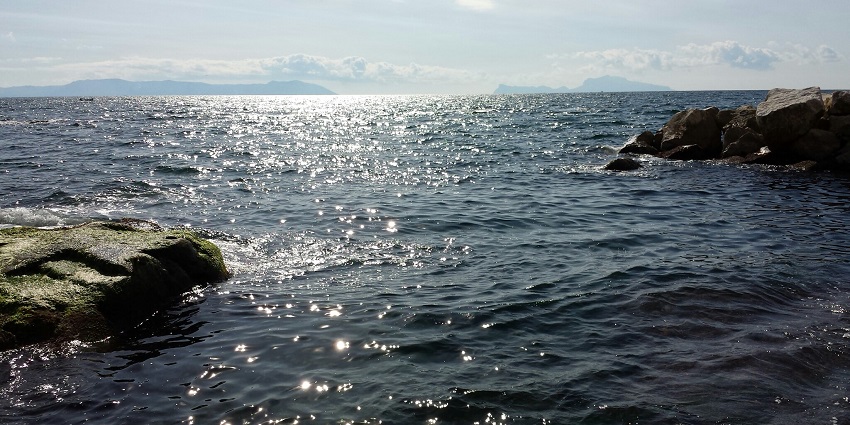 Image of lively water scene at Marechiaro with clear blue colour