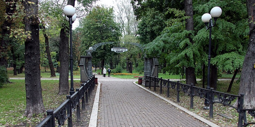 Celebrate Valentine’s Day in Ukraine at Mariinsky Park with scenic bridges and lush green surroundings.