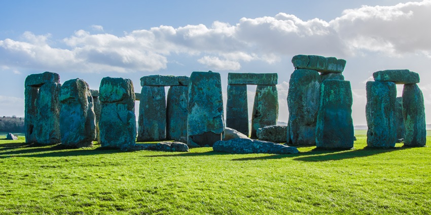 Exploring the mysterious Stonehenge is one of the top things to do in UK.