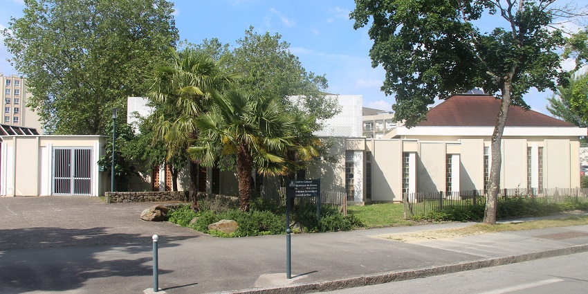A view of the parking area available outside the mosque