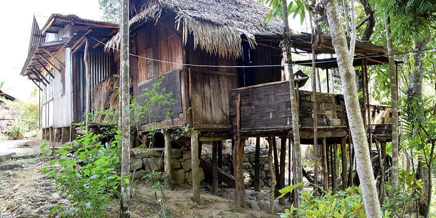 An image showing a traditional house at Mawlynnong, a scenic spot in the India tourist places list.