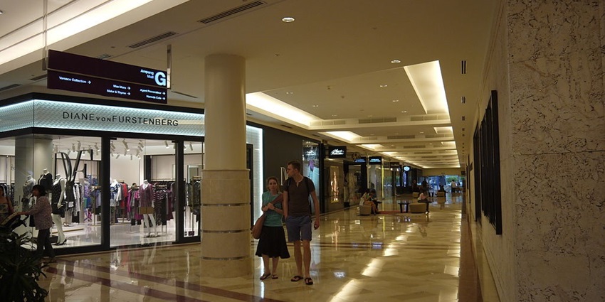 Compact shopping mall offering budget-friendly stores and eateries.