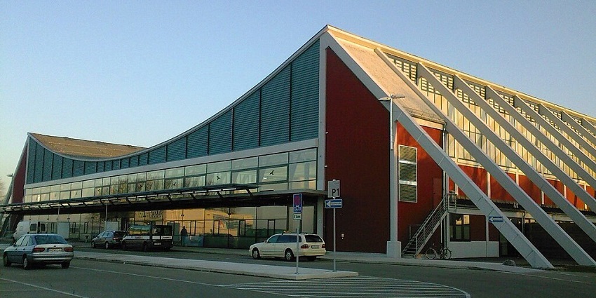 An image of the main hall of Memmingen Airport, a famous airport in Munich, Germany.