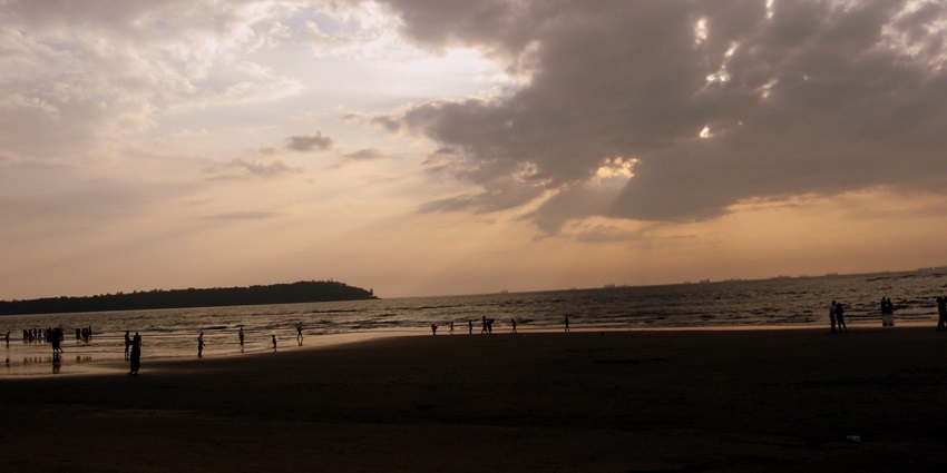 Peaceful waters of Miramar Beach, a place to visit in Panjim at night