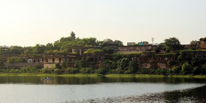 Motia Talab, one of the best lakes in Madhya Pradesh, with boat on its large water body