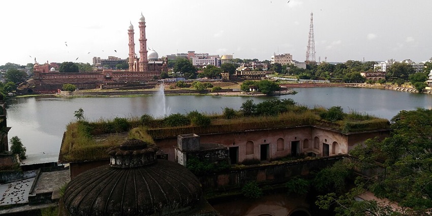 Motia Talab surrounded by historic architectural buildings and a fountain in the lake