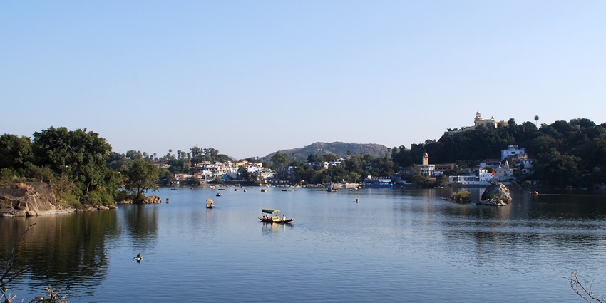 The picture of the Nakki Lake located in the hill station of Rajasthan called Mount Abu.