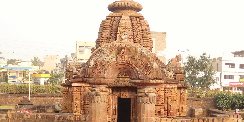 Image of the beautiful Mukteshwar temple in the scenic city of Uttarakhad