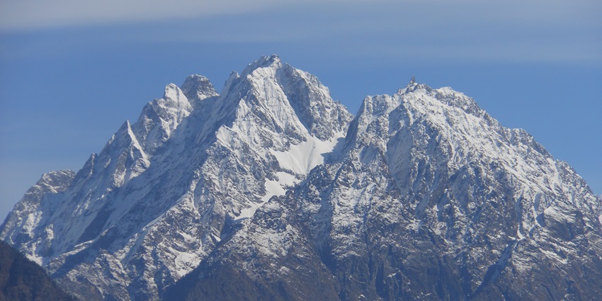 An image of a backdrop of snow-capped mountains of Hansling Peaks near Munsiyari, Uttarakhand.