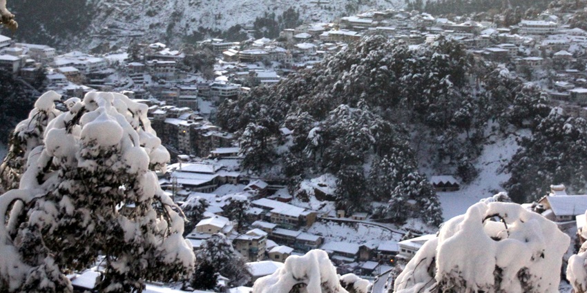 An image of snow in Mussoorie, capturing the winter beauty of this Hill station in Uttarakhand.