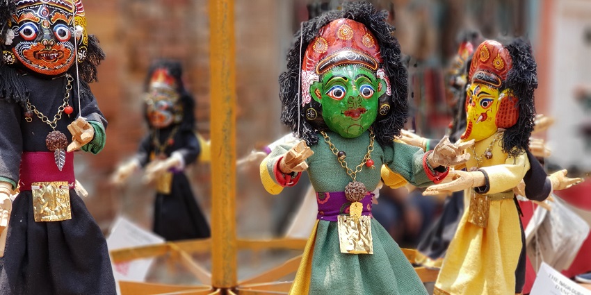 Rajasthani handicrafts display Jaipur’s artistic history and craftsmanship.