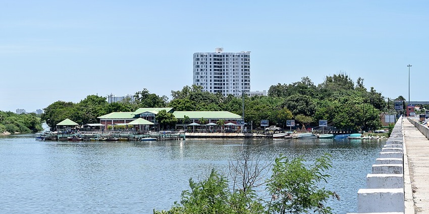 Picturesque lake ideal for boating, fishing, and relaxation.