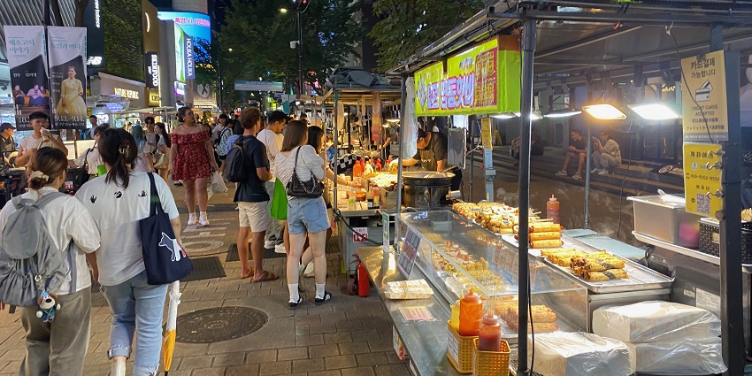 An image of Myeongdong, a famous place for shopping in Seoul for cosmetics, street food