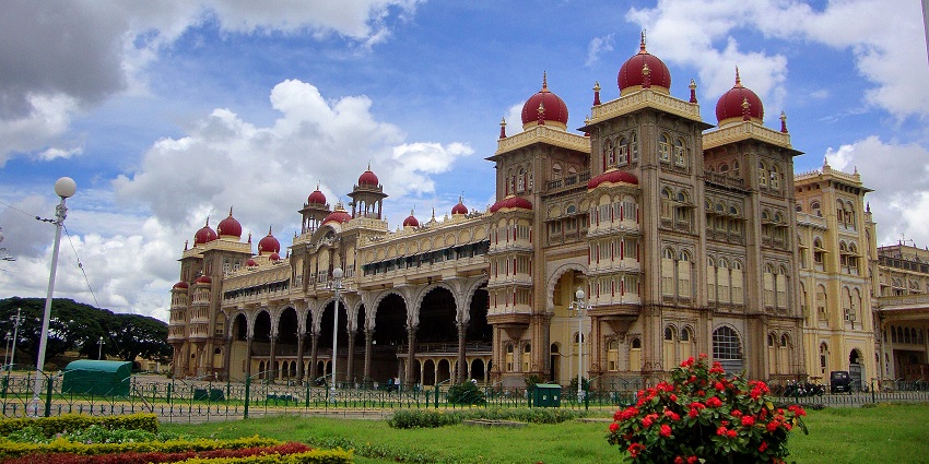 The entrance with the beautiful garden of the Mysore Palace in Mysore, as mentioned in this Karnataka travel guide.