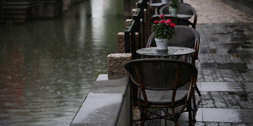 A cosy cafe overlooking Naini Lake, a top place to witness nightlife in Uttarakhand.